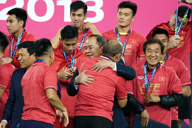 Ông Lê Khánh Hải chúc mừng HLV Park Hang-seo với chức vô địch AFF Cup 2018. Ảnh; ĐỘC LẬP.