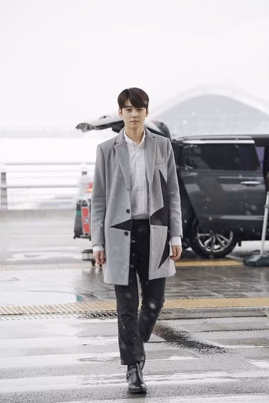 Mỗi khi Eunwoo xuất hiện, mọi người đều ấn tượng với hình ảnh một mỹ nam đẹp rạng ngời nhưng vẫn lịch thiệp và hết sức thân thiện, giống như chàng hotboy trường học mà bao cô gái vẫn thầm thương trộm nhớ.