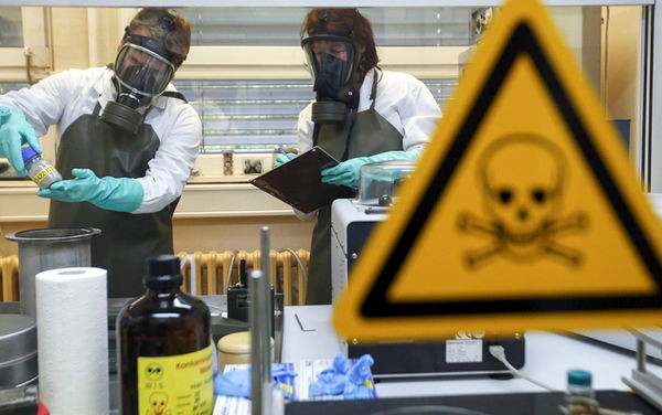 Một giọt sarin tiếp xúc với da có thể gây ra tình trạng đổ mồ hôi toàn thân và co giật, nếu tiếp xúc với liều lượng lớn có thể dẫn tới tình trạng suy hô hấp và tử vong. Một giọt sarin tiếp xúc với da có thể gây ra tình trạng đổ mồ hôi toàn thân và co giật, nếu tiếp xúc với liều lượng lớn có thể dẫn tới tình trạng suy hô hấp và tử vong.