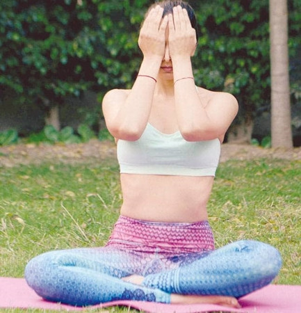 Ấn nhẹ vùng mắt vào phần khum của lòng bàn tay cũng giúp mắt dễ chịu hơn.