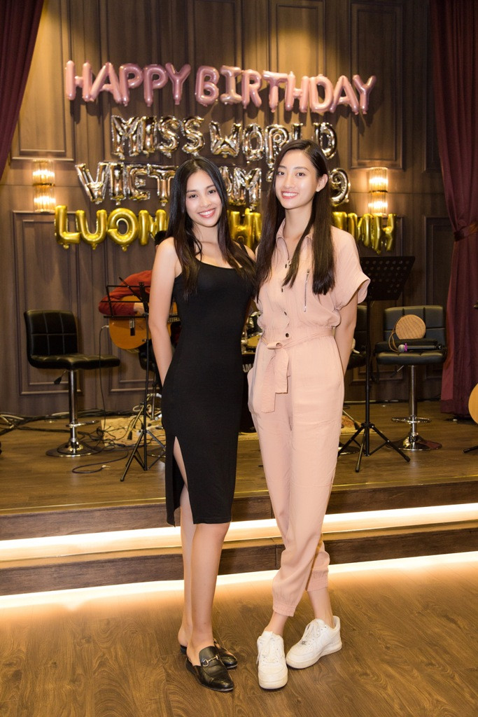 Nàng hậu Tiểu Vy diện váy ôm body quyến rũ mang dép bệt nhưng độ tỏa sáng vẫn không hề kém cạnh Tân Hoa hậu.