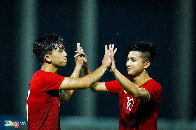 Martin Lo (phải) và Trần Danh Trung là hai cái tên nổi bật của U22 Việt Nam trước Kitchee.
