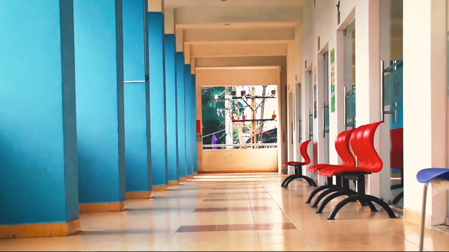 Lớp học và hành lang chính là địa điểm cho một bộ ảnh thanh xuân vườn trường mà cô nàng nào cũng mê.