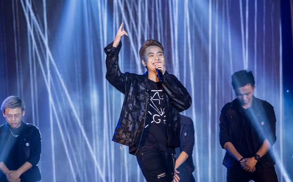 OSAD là một trong những khách mời đặc biết góp mặt trong liveshow tối nay với hai ca khúc Người Âm Phủ đây là một bài hát làm mưa làm gió trong thời gian qua và Em Có Thể được anh chàng cho ra mắt mới gần đây.