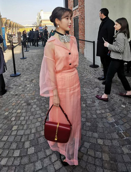 Hiếm hoi lắm mới tham dự show thời trang thì IU lại bị dìm hàng nhan sắc ảnh 3