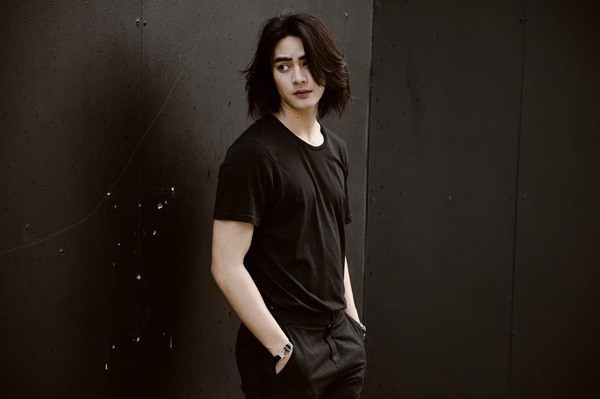 Nhưng rõ ràng anh hợp với tóc dài hơn.