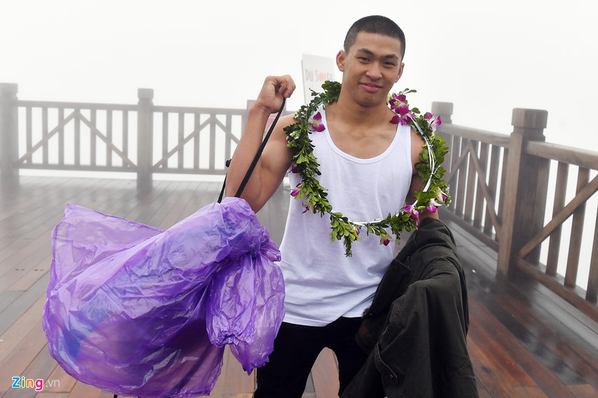 Vào khoảng buổi trưa, nhiệt độ không tăng so với buổi sáng, luôn ở mức âm 1 độ C. Trên độ cao 3.143 m, xuất hiện một thanh niên cởi hết áo ấm, chỉ mặc áo ba lỗ.