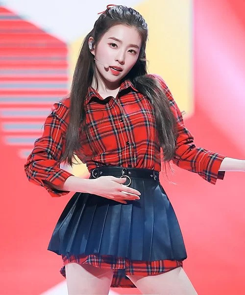 Trên sân khấu, áo sơ mi vẫn 