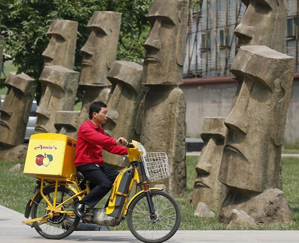 Những bức tượng Moai đầy bí ẩn trên đảo Phục Sinh, Chile được tái hiện bằng một phiên bản khác ngay trên đường phố Bắc Kinh.