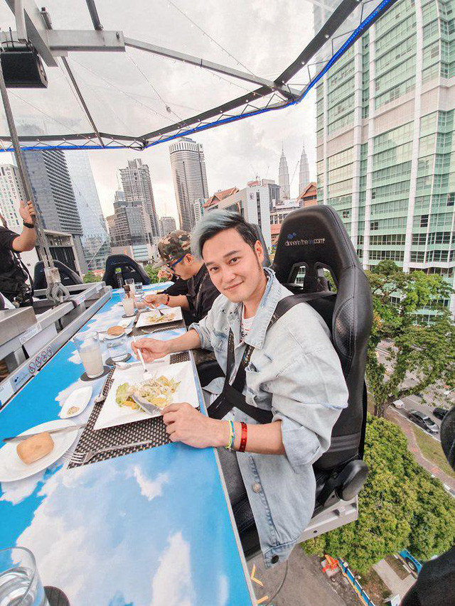 Nam ca sĩ trải nghiệm cảm giác "Ăn tối trên bầu trời" tại một nhà hàng ở Malaysia.