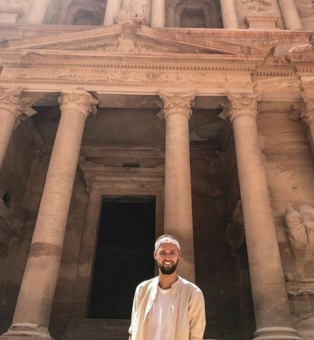 Ather tới thăm kỳ quan cuối cùng - thành phố cổ Petra ở Jordan. Ather tới thăm kỳ quan cuối cùng - thành phố cổ Petra ở Jordan.