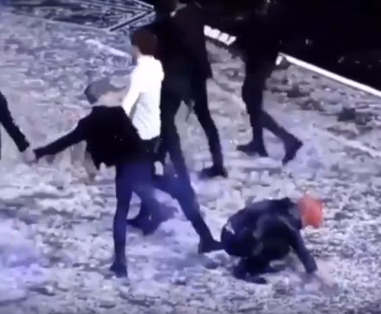 Thấy bạn vẫn không nghe, liền... đá cho một phát.