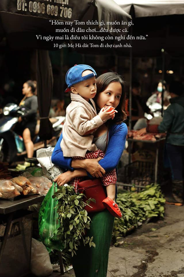 Mẹ Hà đưa Tom đi chợ gần nhà.