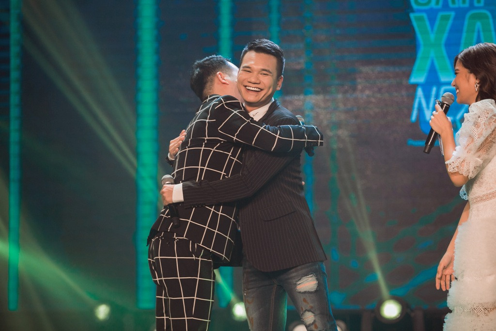 Đặc biệt hơn nữa, đây là lần đầu nhà sản xuất – nhạc sĩ Khắc Hưng thể hiện một bài hát live trong một chương trình âm nhạc. Cả hai đã lần lượt cover lại những bài hit trong sự nghiệp sáng tác và ca hát của mình. Sau khi biểu diễn xong, 2 anh em còn dành cho nhau những cái ôm, những câu nói tình cảm đầy nồng ấm.