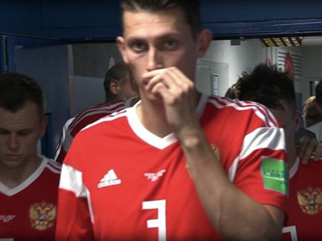 Hình ảnh ghi lại cầu thủ Nga hít chất cấm trước trận đấu với Croatia ở tứ kết World Cup 2018.