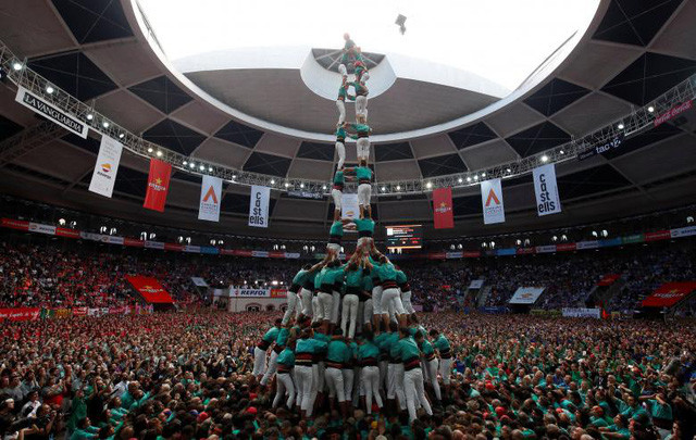 Một tòa tháp người được coi là thành công nếu nó được xây lên và dỡ xuống một cách nhịp nhàng và không có ai bị ngã. Ảnh: Reuters.