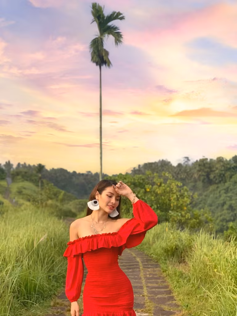 Dưới thác nước hay trên những con đường tuyệt đẹp, cô nàng đều tranh thủ chụp ảnh, ghi lại khoảnh khắc vui vẻ của mình.