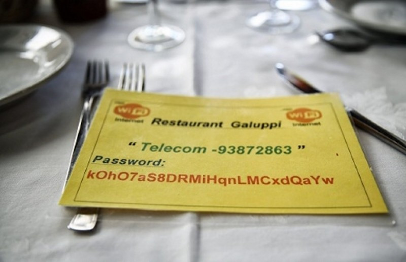 “Tôi là ai? đây là đâu? và sao cái mật khẩu Wi-Fi này lại dài ngoằng như vậy?”