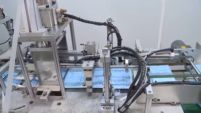 Các công đoạn để sản xuất ra 1 chiếc khẩu trang y tế được thực hiện chủ yếu bằng hệ thống máy móc, theo 1 quy trình tự động.