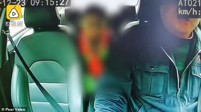 Bé gái bắt taxi, xin chở tới trại trẻ mồ côi.