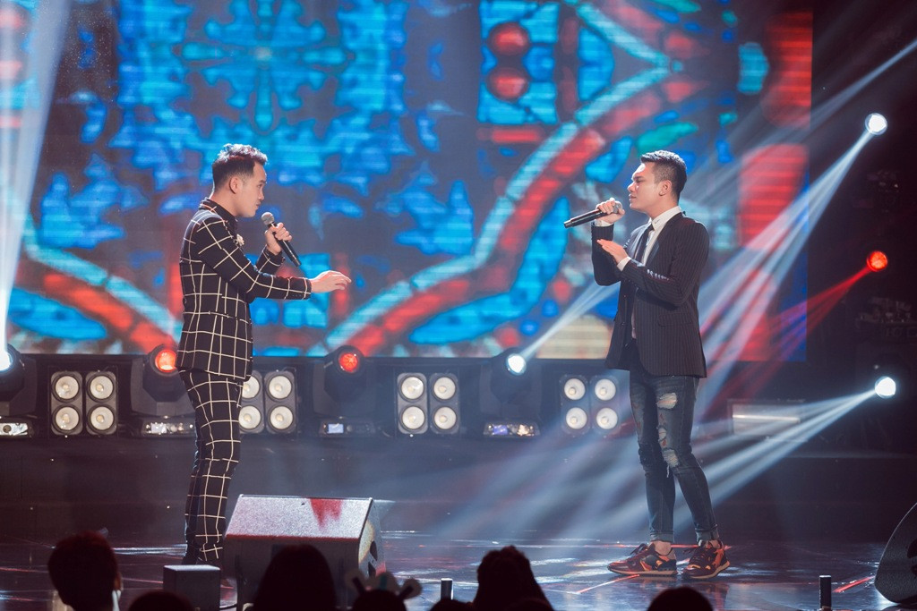 Một trong những cái “lần đầu tiên” không thể không nhắc đến trong liveshow cuối cùng của Làn sóng xanh Next Step là phần kết hợp giữa hai anh em Khắc Việt – Khắc Hưng. Hoạt động trong lĩnh vực âm nhạc cũng đã lâu và mỗi người đều có vị trí nhất định trong lòng công chúng, thế nhưng đây mới là lần đầu tiên Khắc Việt và Khắc Hưng đứng chung trên một sân khấu trong vai trò ca sĩ.