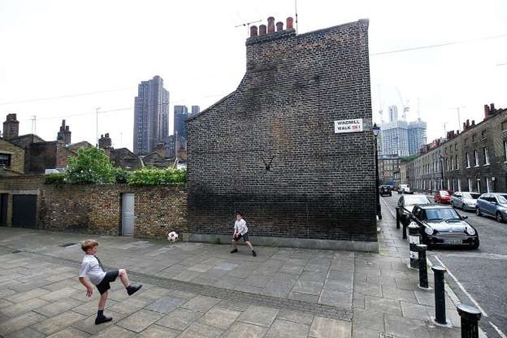 Trận bóng đường phố của hai cậu bé ở London, Anh.