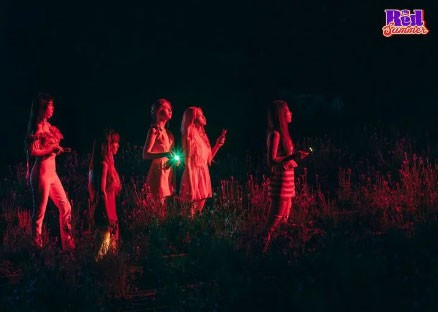 Đến mini album Red Summer, rõ ràng các cô gái Red Velvet đang tìm kiếm điều gì đó giữa bóng đêm. Dường như có một thứ đáng sợ đang ẩn nấp ngoài kia.