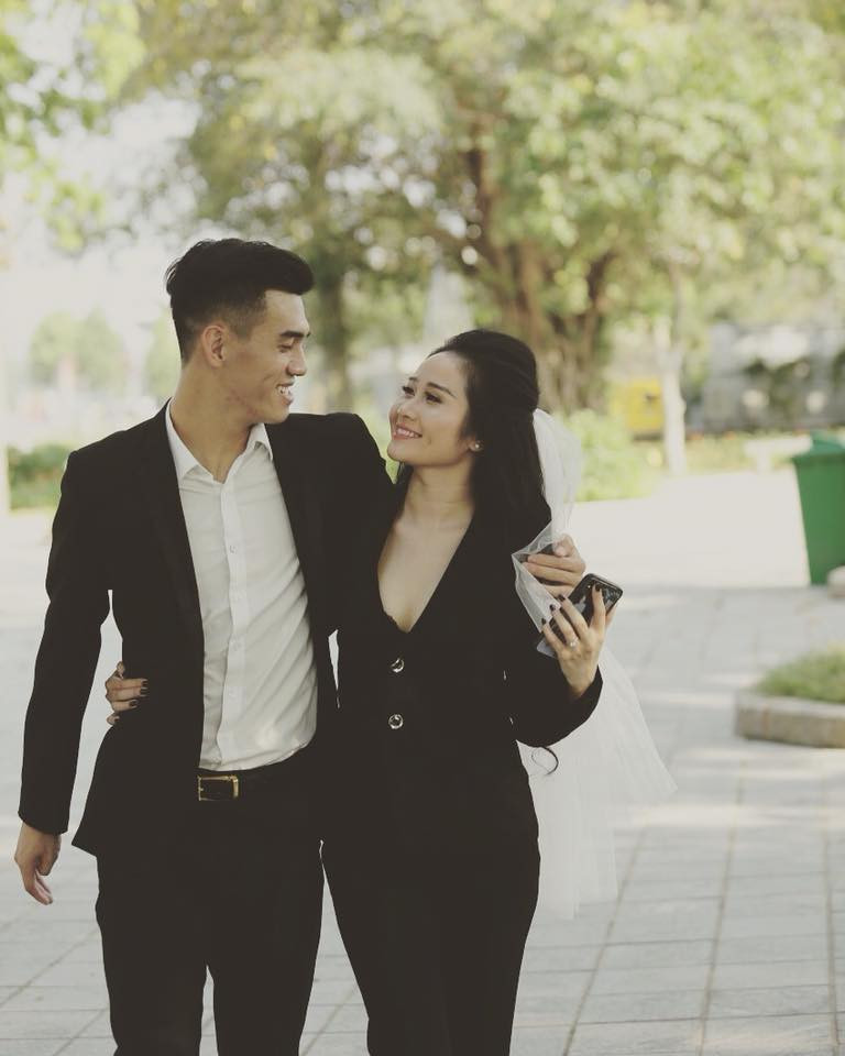 Cầu thủ Tiến Linh cùng cô bạn gái cực kì xinh đẹp. Cầu thủ Tiến Linh cùng cô bạn gái cực kì xinh đẹp.