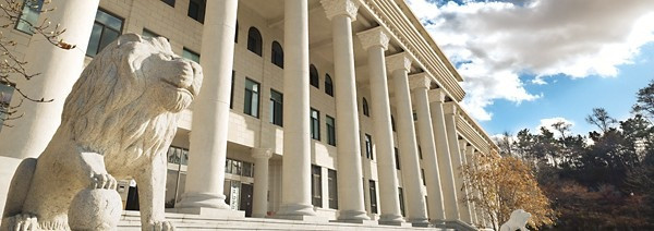 Nét đẹp nổi bật của trường là các tòa nhà theo phong cách Gothic.