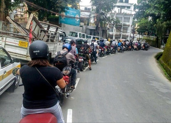 Mặc dù tắc đường nhưng người dân Aizawl vẫn rất chấp hành luật. Mặc dù tắc đường nhưng người dân Aizawl vẫn rất chấp hành luật.