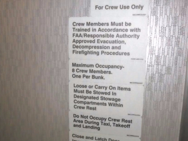 Biển ghi chú phía sau cánh cửa với nội dung 8 chiếc giường chỉ dành cho phi hành đoàn.