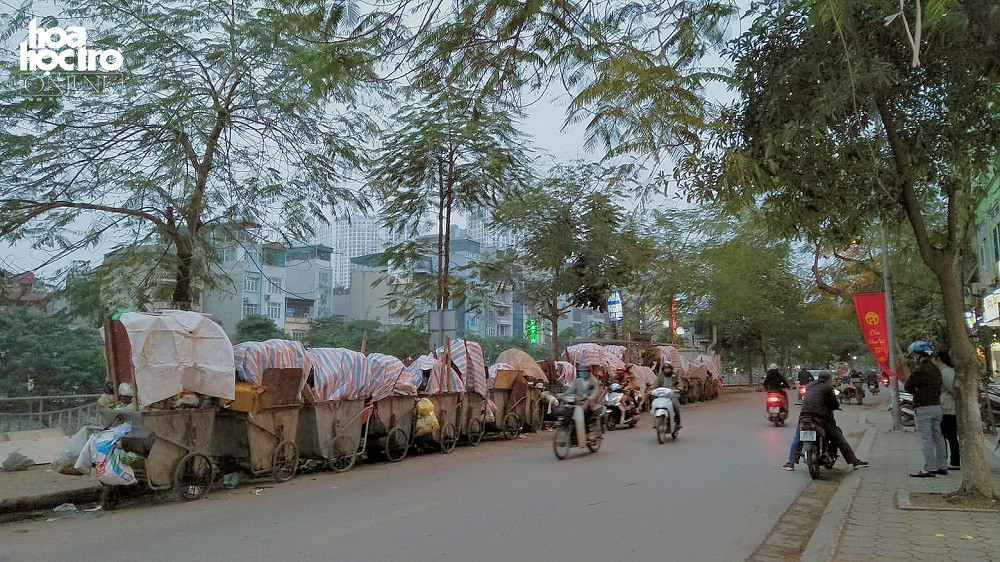 Xe rác được đậy bạt kín trên đường Vũ Tông Phan.