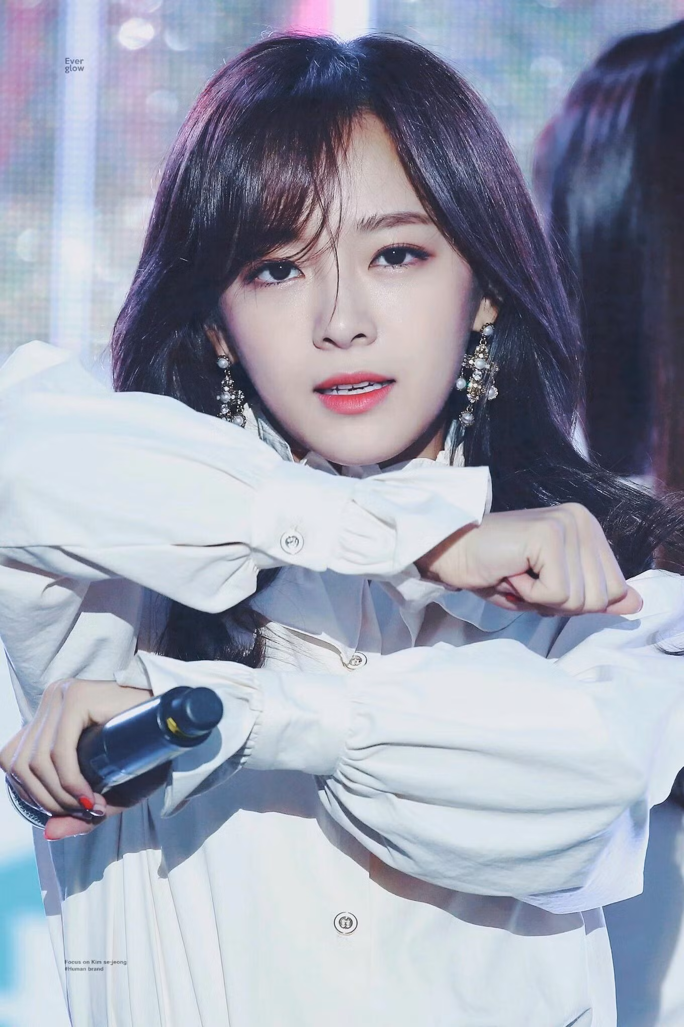 Sejeong (Gugudan) cũng là một idol được đánh giá cao về nhan sắc, và khuyên tai chỉ giúp cô nàng tỏa sáng hơn.