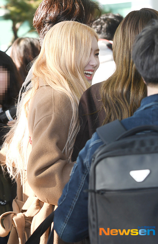 Giọng ca chính của Black Pink ghi điểm bởi thái độ thân thiện, gần gũi.