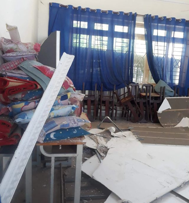 Hội trường còn là chỗ để ngủ trưa của hàng chục học sinh