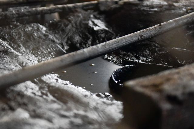 Dầu thải tràn ra mặt đường, cống, rãnh.