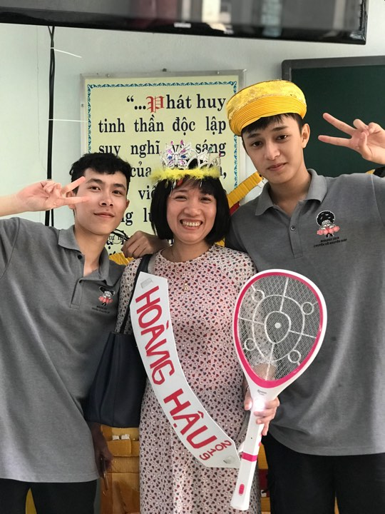 “Về phía các cô thì cũng khá bất ngờ khi lớp chúng mình dẫn các cô ngồi vào ghế để chụp ảnh nhưng rồi ai cũng thích thú hết!” – bạn Huy Hoàng chia sẻ.