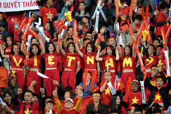 Sự cổ vũ cuồng nhiệt của người hâm mộ là một nguồn động lực rất lớn cho tuyển VN. Ảnh: ĐỘC LẬP.