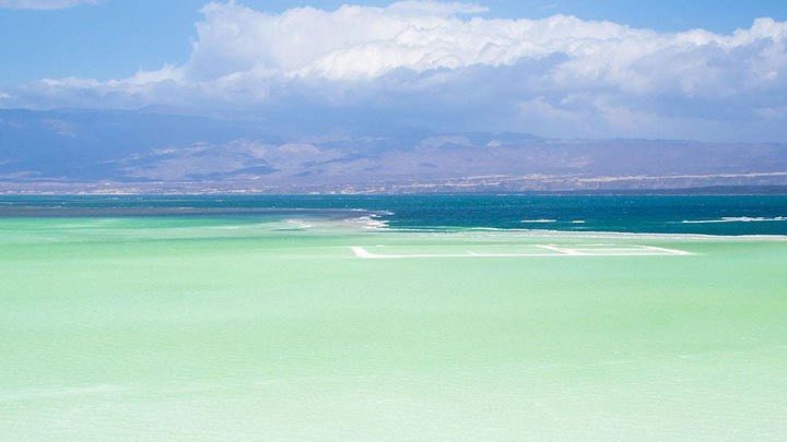 Một con đường dài 115 km nằm ở phía đông hồ nước đã được xây dựng để chuyển muối thẳng đến thành phố Djibouti, nơi có hàng triệu tấn muối được xuất khẩu mỗi năm. Tại đây cũng đang phát triển nhà máy để muối có thể xuất khẩu tại chỗ thay vì đưa ra cảng thủ đô. Ảnh Perter Watson