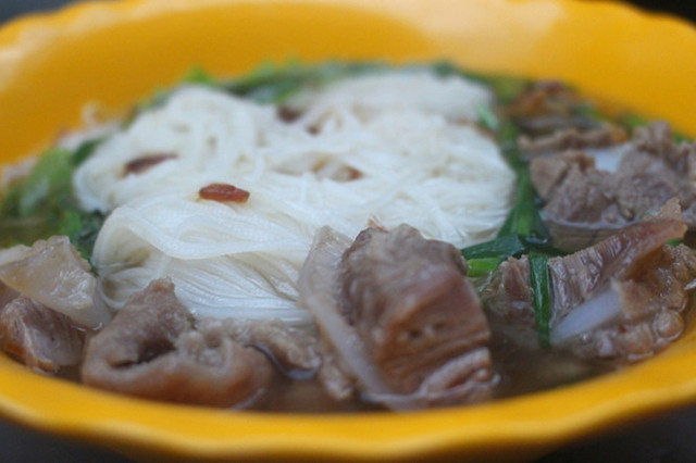 Thực đơn của quán gồm nhiều món khác nhau nhưng ngon nhất vẫn là hủ tiếu sụn