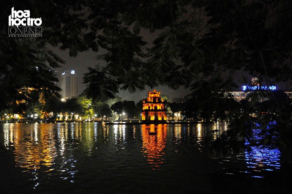 Màn đêm buống xuống cũng là lúc cảnh sắc Hà Nội được thay màu áo mới, lộng lẫy và cuốn hút hơn.