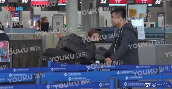 Nhân viên chuyển trước hành lý ra nước ngoài.