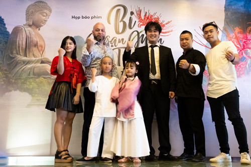 Êkíp thực hiện phim tại buổi họp báo sáng 13/7. Đạo diễn Ngô Văn Long đeo cà vạt.