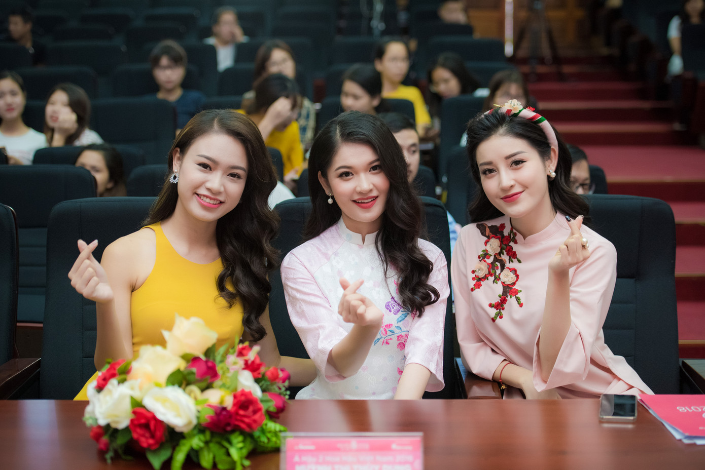 Hamlet Trương, Tăng Phúc giao lưu với các bạn sinh viên Đại học Hà Nội ảnh 1 Hamlet Trương, Tăng Phúc giao lưu với các bạn sinh viên Đại học Hà Nội ảnh 1