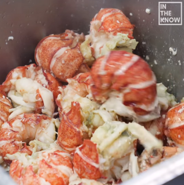 Ngoài ra nguồn phosphorus, magie và kẽm dồi dào trong thịt tôm hùm đỏ sẽ giúp cho xương chắc khỏe, tăng cường cơ bắp và hỗ trợ hoạt động cho dây thần kinh.