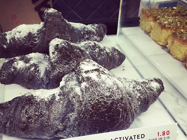 Giờ thì trông bánh giống những miếng vỏ cây khô bị phủ tuyết?