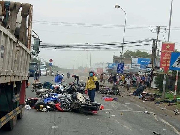 Xe máy và người bị thương nằm la liệt trên đường.