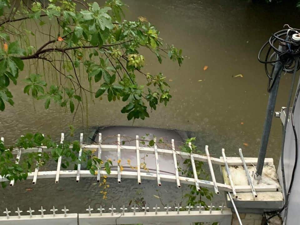 Có nơi ngập nặng đến mức gần lút cả nóc ô tô. (Ảnh: Danang Viewers)