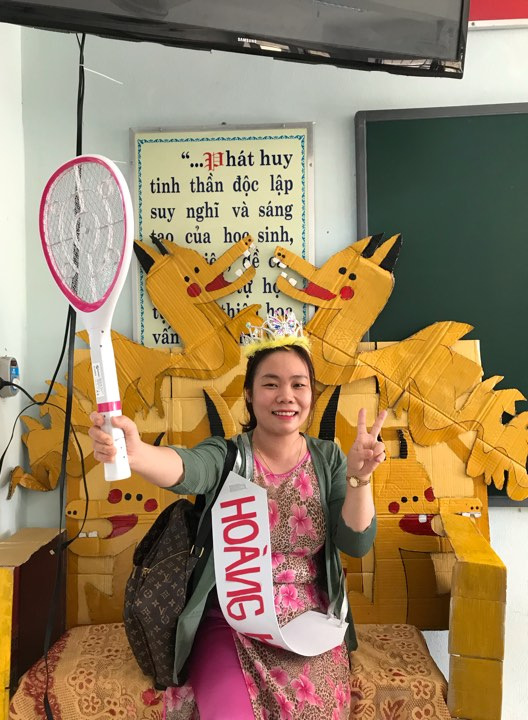 Cô Tạ Nhan Nữ Nguyệt Anh vô cùng thích thú và tạo dáng “chất ngất” để chụp ảnh.