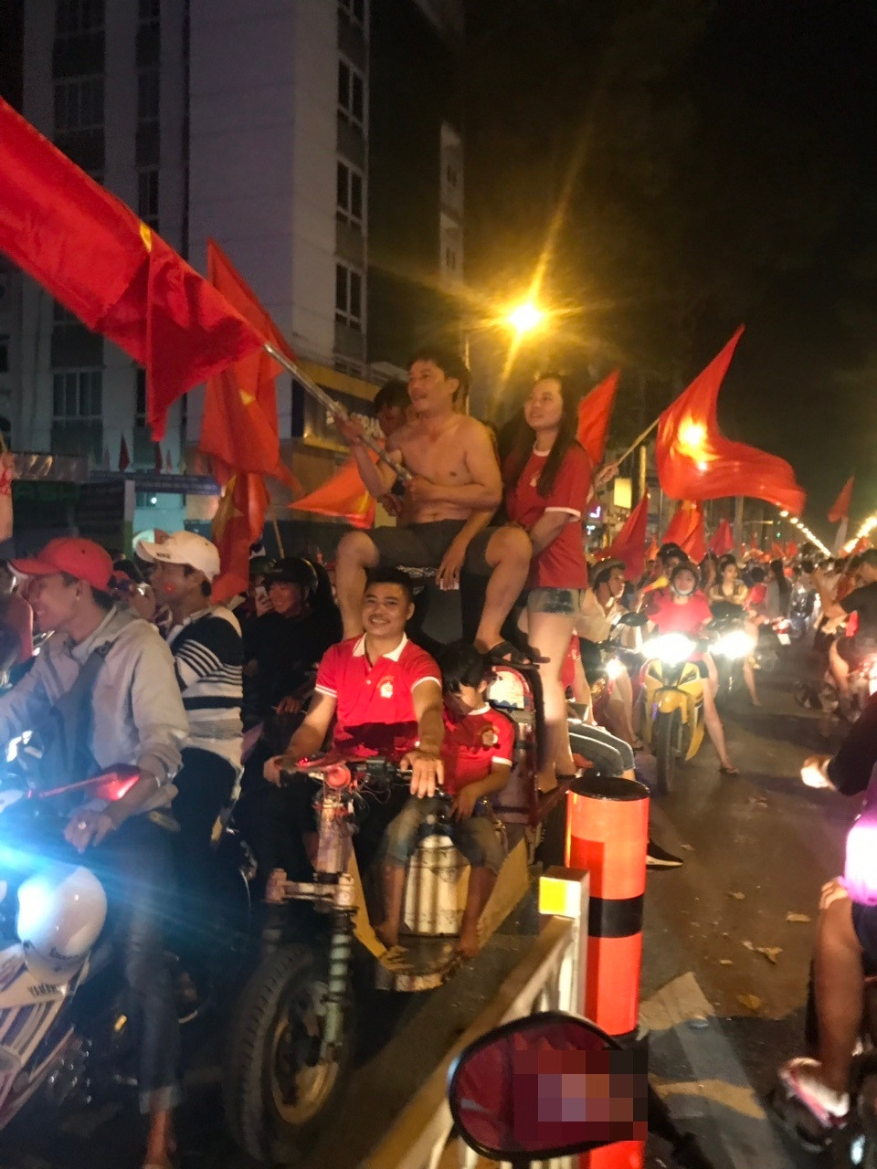 Bất cứ phương tiện nào cũng trở thành siêu xe đi bão...